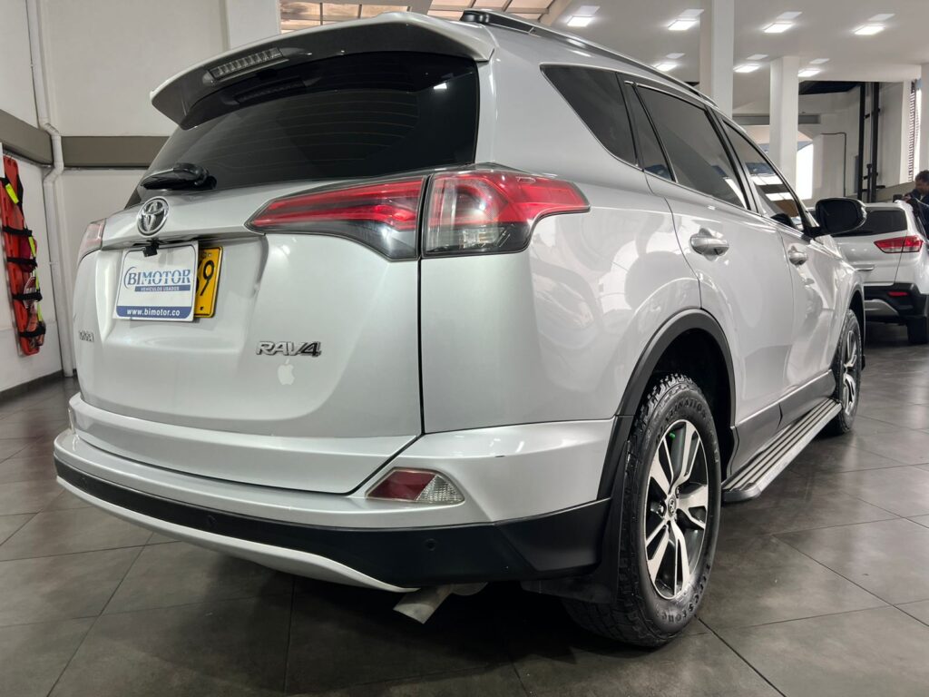 TOYOTA RAV 4 STREET AUT 4×2