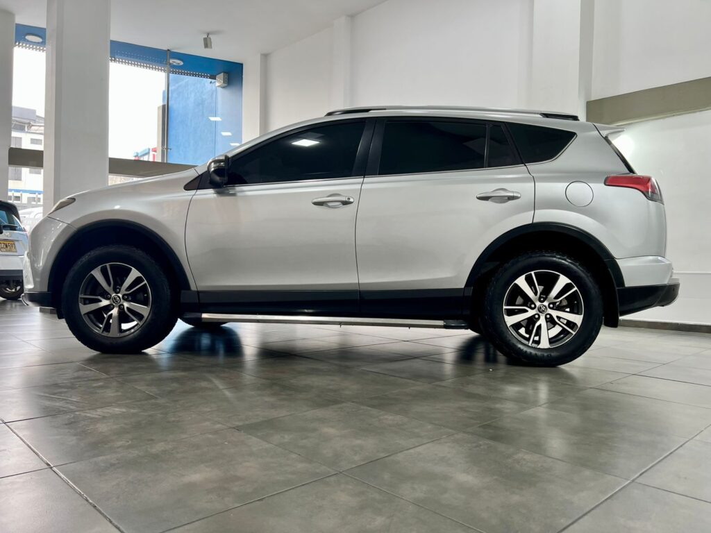 TOYOTA RAV 4 STREET AUT 4×2