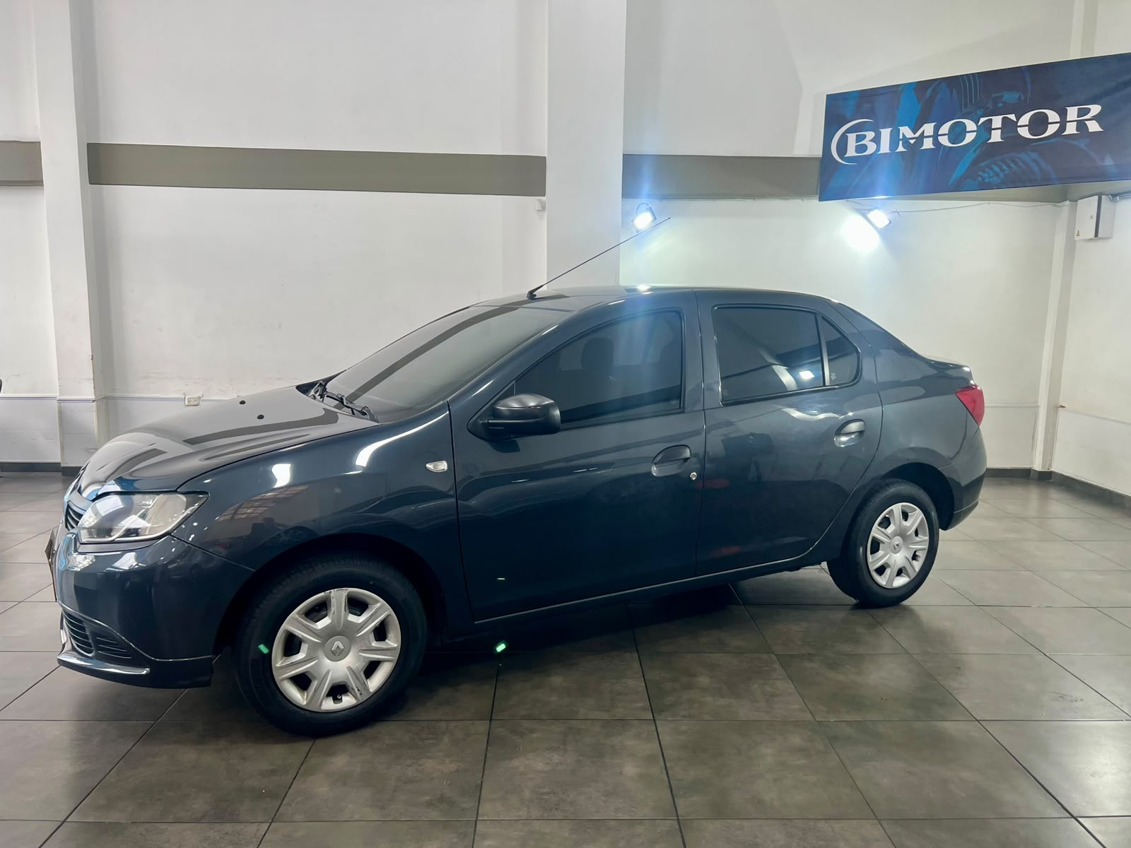 RENAULT LOGAN 1.6 AUNTENTIQUE